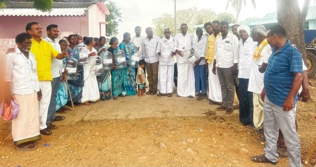 ఏలూరి మాధవరావు ఉచిత వాటర్‌ క్యాన్లు పంపిణీ