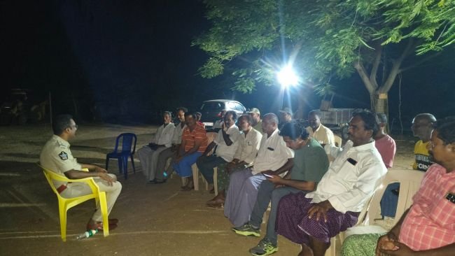 పల్లెనిద్రతో ప్రజలకు చేరువగా ఎస్‌ఐ అనూక్
