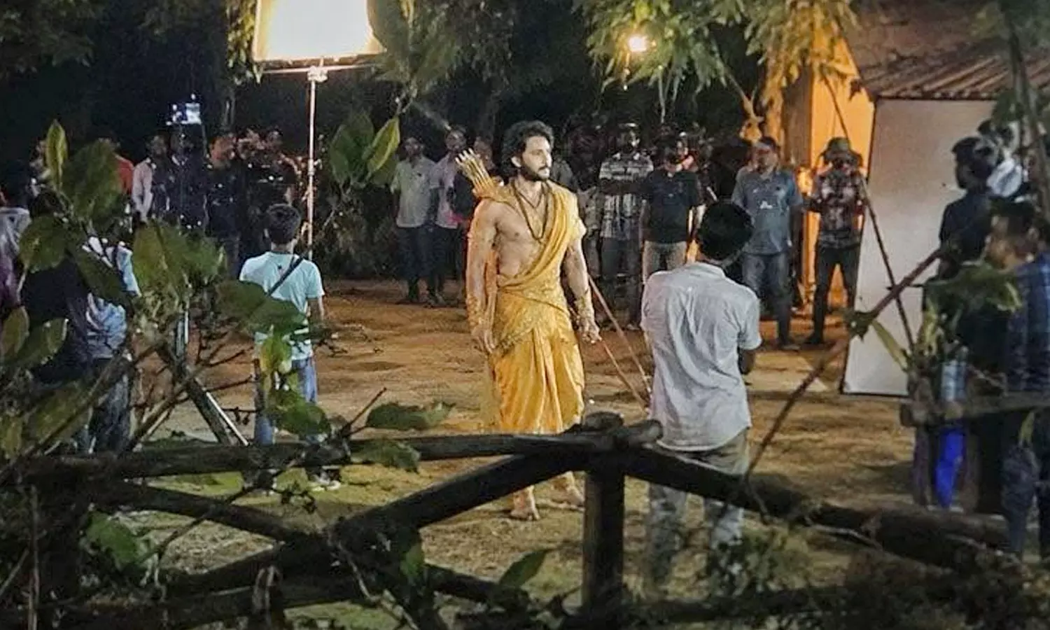 నెట్టింట చక్కర్లు కొడుతున్న రాజమౌళి-మహేష్ బాబు సినిమా షూటింగ్ లీక్ ఫొటో.. డైలమాలో ఫ్యాన్స్