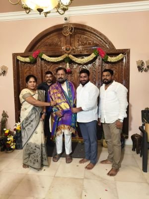 ఏఐపీసి చైర్మన్ మధుయాష్కి గౌడ్ ను కలిసిన సర్పంచ్ కుంభం మంజుల సతీష్ గౌడ్ 