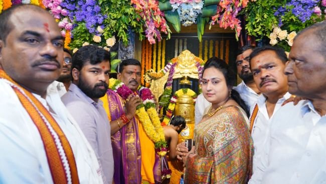 రుద్రారం శ్రీ గణేష్ దేవస్థానంలో ప్రత్యేక అలంకరణ నవరాత్రుల తొలిరోజు హరిద్రవర్ణం అలంకరణలో స్వామివారి దర్శనం.