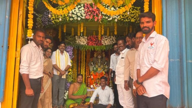 మట్టి గణపయ్యకు తొలి పూజ చేసిన బుయ్యని శ్రీనివాస్ రెడ్డి (బి ఎస్ ఆర్ )