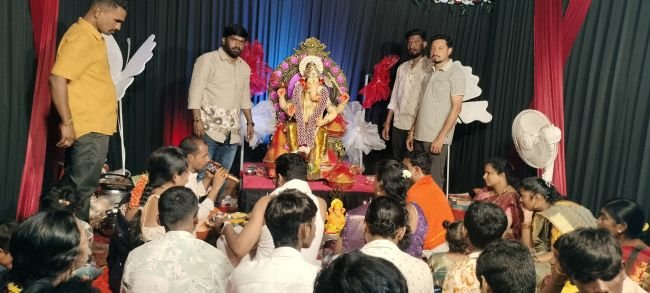 భక్తిశ్రద్ధలతో గణనాథుడికి ప్రత్యేక పూజలు శ్రీ వర సిద్ధి వినాయక వెల్ఫేర్ అసోసియేషన్ ఆధ్వర్యంలో ఘనంగా పూజా కార్యక్రమాలు