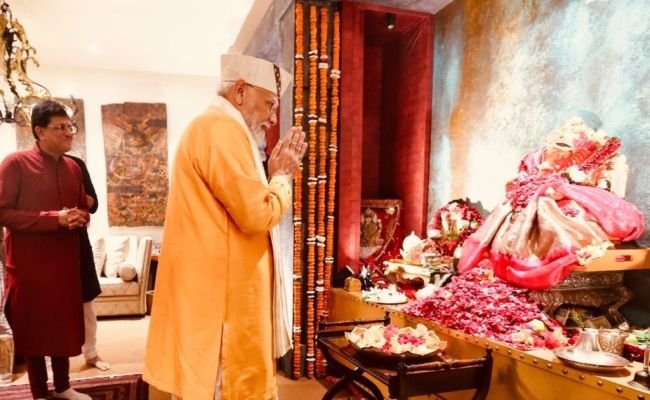 గోయల్ నివాసంలో ప్రధాని మోదీ గణపతి పూజలు