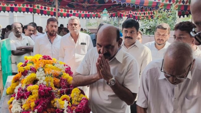 కాంట్రాక్టర్ రవీంద్రనాథ్ రెడ్డి తండ్రి భౌతికకాయానికి మంత్రి ఎన్ఎండి ఫరూక్ నివాళులు