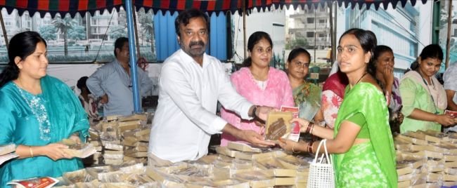 మట్టి వినాయకుని ప్రతిమలు పంపిణి 