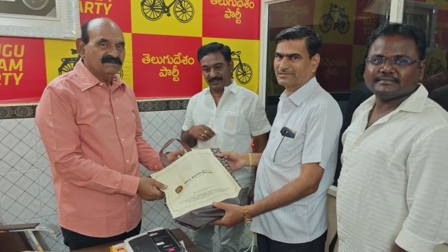 మంత్రి ఎన్‌ఎండీ ఫరూక్‌ ను మర్యాదపూర్వకంగా కలిసిన ఏపీఎస్పీడీసీఎల్ (సీజీఎం) సుధాకర్ కుమార్