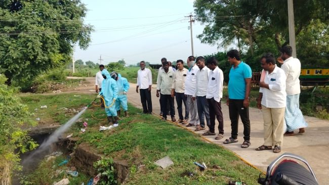కొల్చారం గ్రామంలో దోమల నివారణకు ప్రత్యేక చర్యలు: - ప్రధాన వీధులు, కాలనీల గుండా మందు పిచికారీ