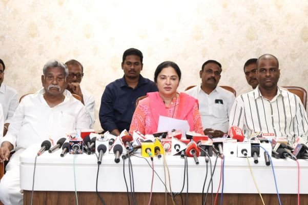 కోవూరుకు నారా లోకేష్‌ .. ఘనస్వాగతానికి సిద్ధమవుతున్న టీడీపీ శ్రేణులు                                                                                 - కోవూరు ఎమ్మెల్యే వేమిరెడ్డి ప్రశాంతి 