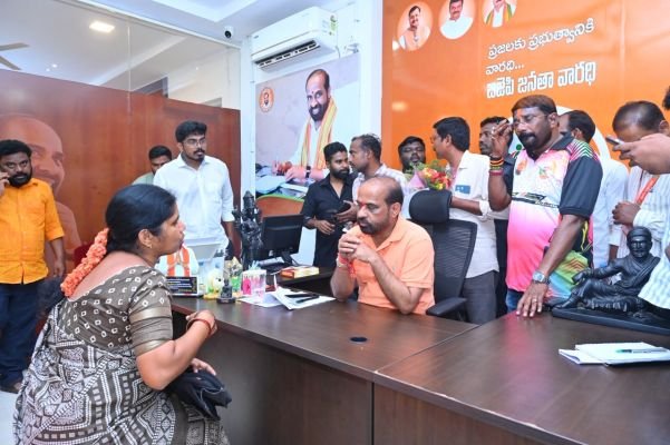 ధర్మవరంలో ప్రజల అర్జీలను స్వీకరించిన మంత్రి సత్యకుమార్ యాదవ్