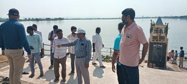చెరువు కట్ట వద్ద నిమజ్జన ఏర్పాట్ల పరిశీలన