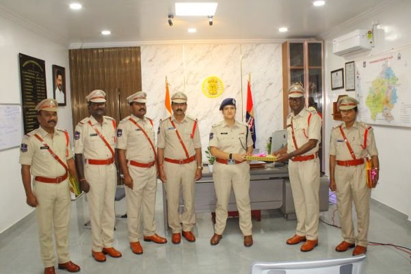 పదోన్నతి పొందిన పోలీసు సిబ్బందికి ఎస్పీ అభినందనలు