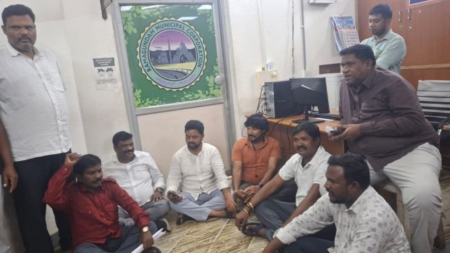 కార్పొరేటర్‌ను బయటకు పంపించారా?   రామగుండం నగర కమిషనర్‌ చాంబర్‌ ఎదుట కార్పొరేటర్ల ధర్నా…