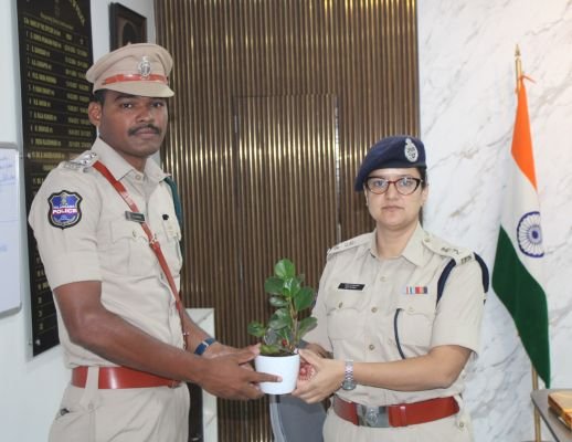 నూతన ఆర్ఐ అశోక్ కు ఎస్పీ శుభాకాంక్షలు