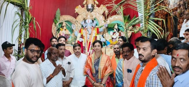 గణనాథునికి బుట్టా రేణుక విశేష పూజలు 