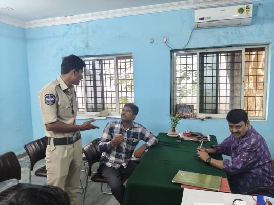 బిల్లులు చెల్లించలేదని ఎంపీడీవో కార్యాలయంలో మాజీ సర్పంచ్ ఆందోళన