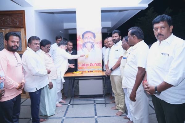 లింగయ్య కుటుంబాన్ని పరామర్శించిన పొన్నం ప్రభాకర్,ఆకుల నరసన్న పటేల్ 