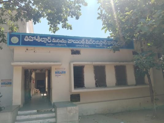 Sir పేరుతో అధికారులు మాయం.... కార్యాలయాలకు వచ్చి ప్రజలు విలవిల