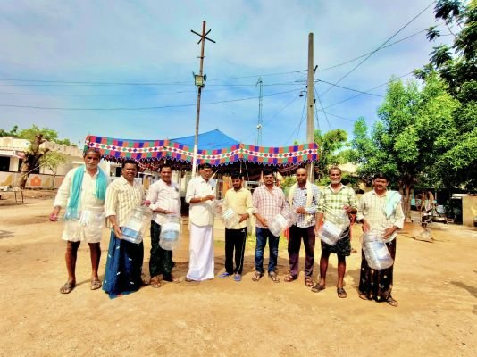 ఏలూరి మాధవరావు సొంత నిధులతో 240 వాటర్ క్యాన్లు పంపిణీ
