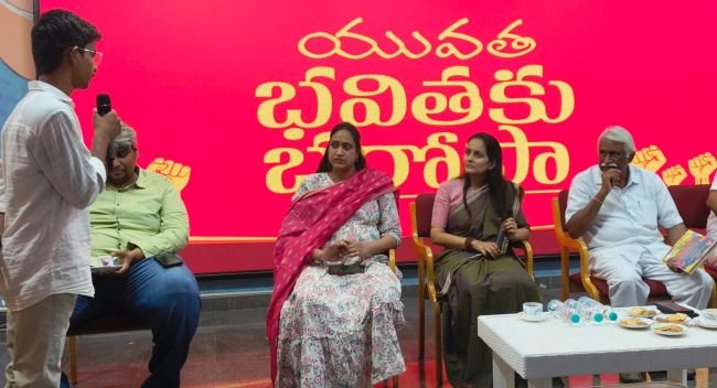 ఉద్యోగం కోరుకునే స్థాయి నుంచి ఉపాధి కల్పించే స్థాయికి యువత ఎదగాలి