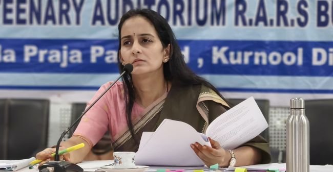 జిల్లాలో కేంద్ర ప్రభుత్వ పథకాలను ఖచ్చితంగా అమలు చేయాలి-నంద్యాల పార్లమెంటు సభ్యులు బైరెడ్డి శబరి