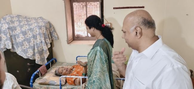 మాజీ ఎంపీపీ నీ పరామర్శించిన బుట్టా దంపతులు 