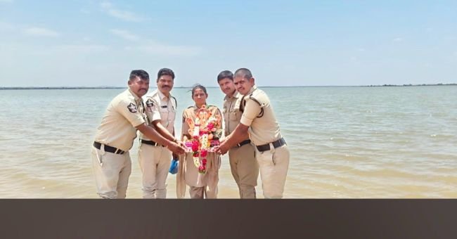 గాజులదిన్నె ప్రాజెక్టులో పోలీసుల గణేష్ నిమజ్జనం 