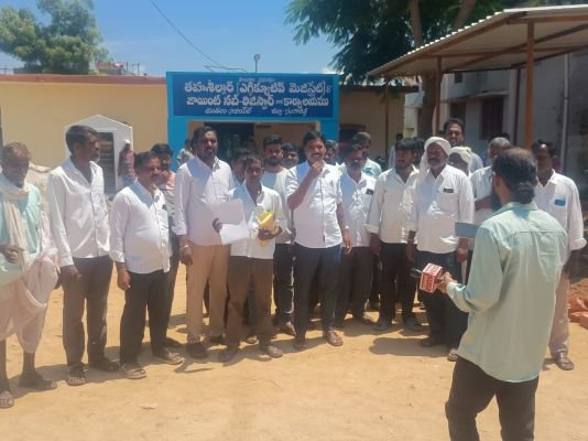 నిజాంపేట్ తహసీల్దార్ కార్యాలయం వద్ద ఉద్రిక్తత