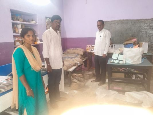 పాఠశాలలో బియ్యం చోరీ ట్రాన్స్లేట్ ఇంగ్లీష్