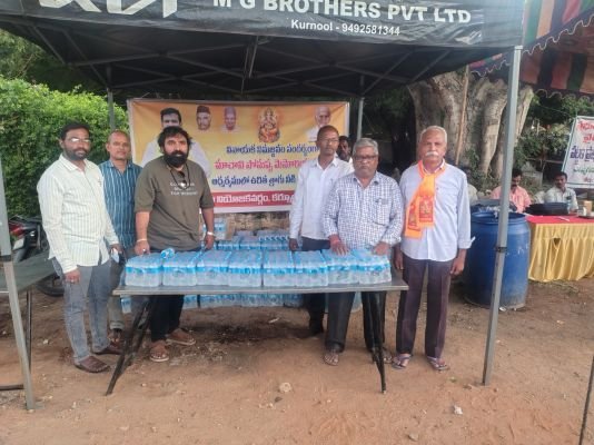 భక్తులకు తాగునీరు సరఫరా 