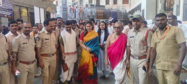 రాఘవేంద్ర స్వామిని దర్శించుకున్న మెగాస్టార్ చిరంజీవి కోడలు
