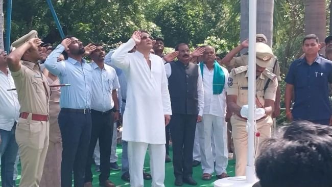 జాతీయ పథాకాన్ని ఆవిష్కరించిన మంత్రి అజారుద్దీన్