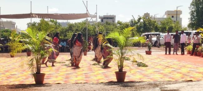 మండుటెండలో విద్యార్థులు... చల్లని నీడలో అధికారులు..!