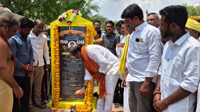 బీటీ రోడ్డు నిర్మాణానికి భూమి పూజ నిర్వహించిన ఎమ్మెల్యే గుమ్మనూరు జయరాం