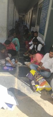 నగరంలోని జిల్లా విద్యాశాఖ అధికారి కార్యాలయం ఎదుట నిరసన