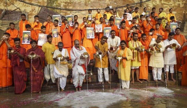 ప్రధాని మోదీ పుట్టినరోజు సందర్భంగా వారణాసిలో 76 మంది పూజారులతో గంగా హారతి