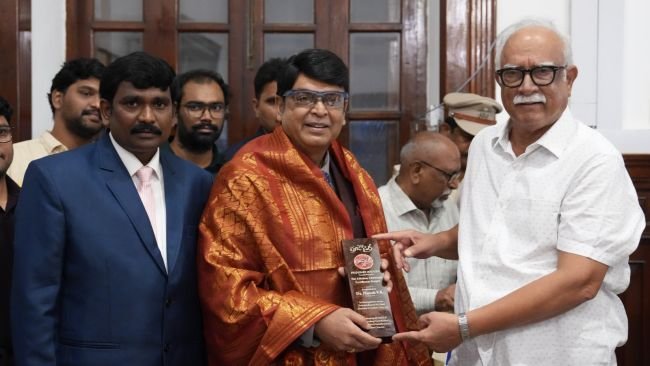 ఘనంగా నటుడు నరేష్ 55 ఏళ్ల సినీ ప్రయాణం.. గోవా గవర్నర్ చేతుల మీదుగా అరుదైన సత్కారం