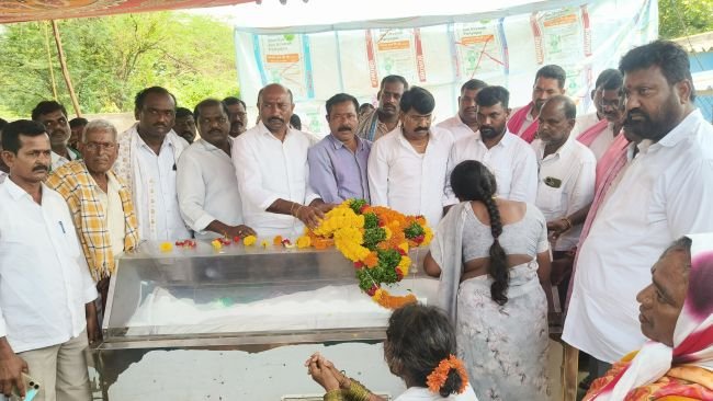 ఇనుముల నర్సయ్యకు బీఆర్ఎస్ నాయకుల నివాళి*