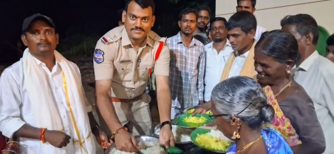 గణేష్ ఉత్సవాలను భక్తిశ్రద్ధలతో, ప్రశాంత వాతావరణంలో నిర్వహించుకోవాలి:ఎస్సై మొగుళ్ళ శోభన్ బాబు