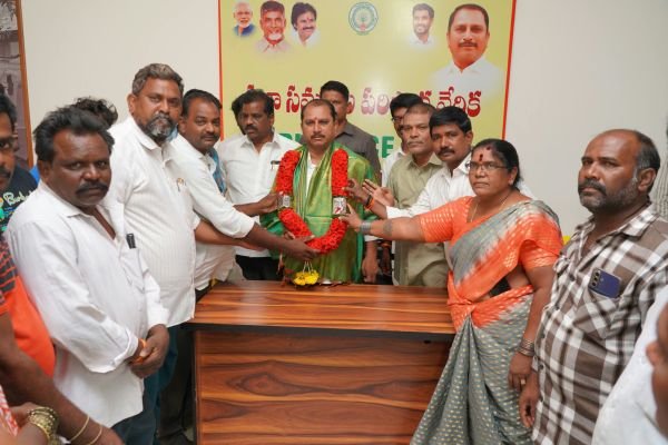 అర్బన్ కార్యాలయంలో ఎమ్మెల్యే దగ్గుపాటి ప్రసాద్ ని సత్కరించిన కార్మికులు*