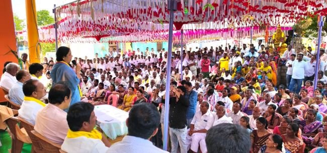 దొంగ దీక్షలు, ధర్నాలను ప్రజలు నమ్మరు*  *వైసీపీ నాయకుల దీక్షలపై ఎమ్మెల్యే పరిటాల సునీత స్పందన*  *వేపకుంటలో రూ.1.25కోట్లతో అభివృద్ధి పనులు ప్రారంభం*