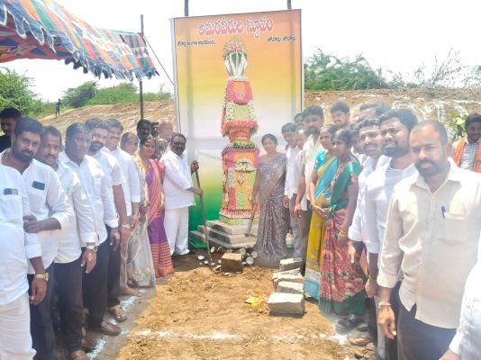 అమరవీరుల స్థూపానికి భూమి పూజ చేసిన ఎమ్మెల్యే మందుల సామేల్ 
