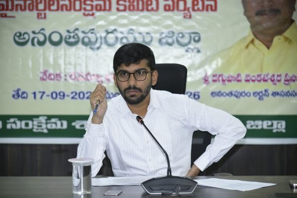 వివిధ శాఖలలో జరుగుతున్న అభివృద్ధి పనులు పెండింగ్ లేకుండా పూర్తి చేయాలి*
