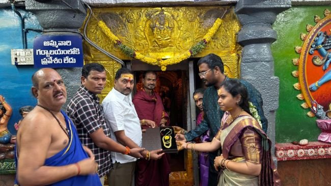 భ్రమరాంబిక అమ్మవారికి మూడు తులాల బంగారు నెక్లెస్ సమర్పణ