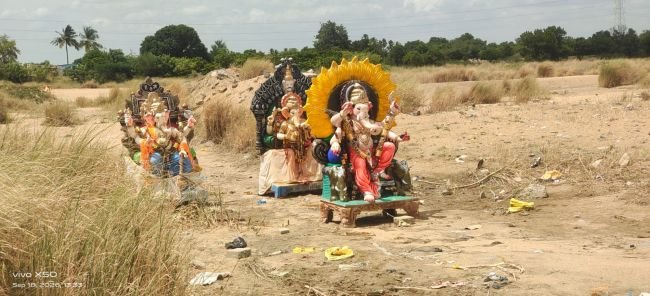 నీరు లేక చెరువులో వినాయకుని వదిలి వెళ్ళిన నిర్వహకులు