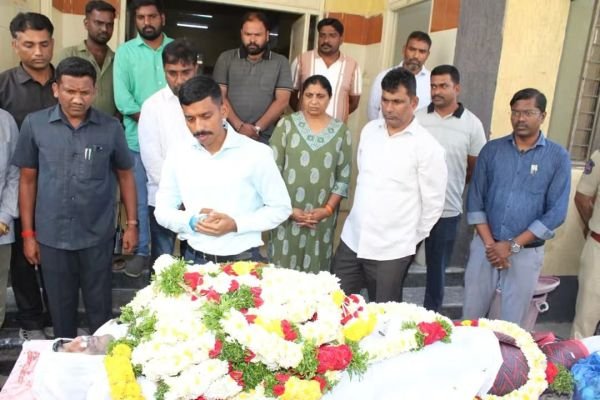 రిజర్వ్ ఇన్‌స్పెక్టర్ సతీష్‌ పార్థివదేహానికి పోలీస్ కమిషనర్ నివాళి
