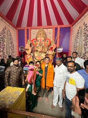 గణపతి మండపాన్ని సందర్శించిన దిల్ రాజు 