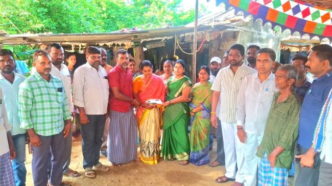 మృతి చెందిన విద్యార్థుల కుటుంబాలకు పరామర్శ
