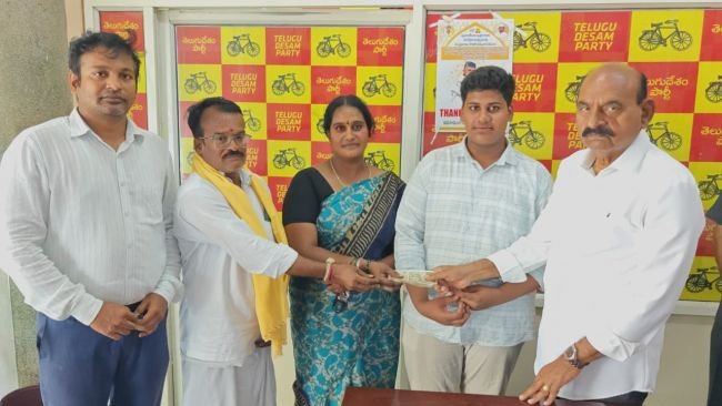 పీ-4 స్ఫూర్తి ...మంత్రి ఫరూక్ చేతుల మీదుగా ఇంటర్ విద్యార్థికి రూ. 20,000 ఆర్థిక సాయం అందజేత