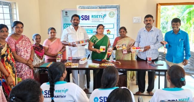  మహిళలు స్వయం ఉపాధిలో ముందుండాలి లి